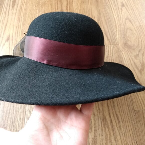 Vintage Black Wool Felt Hat w Large Mesh Bow, Burgundy Ribbon & Feathers 21.25" - Picture 5 of 9
